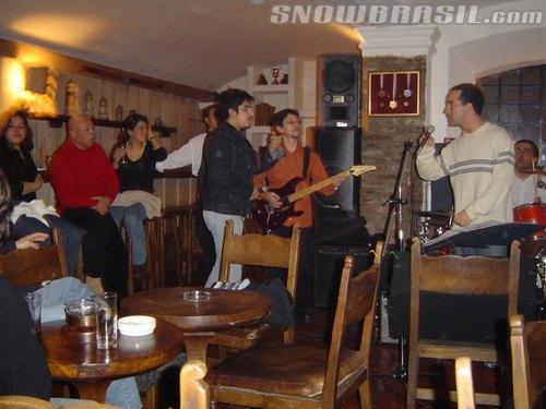 Brasileiros juntam-se a chilenos para muita musica em animado bar